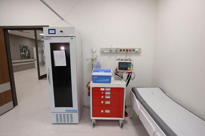 Do. Dr. Kap, ann 2 doz eklinde uygulanacan hatrlatarak, hastann ilk asnn uygun bir ekilde yapldktan sonra ikinci doz as iin randevularnn oluturulacan ifade etti.  Salk alanlar iin kurumun kendi a poliklinikleri varsa ilk 5 gn ierisinde alanmasnn yaplp bitmesinin planlandn aktaran Kap, a poliklinii olmayan salk kurulularndaki alanlar iinse en yakn salk kuruluunda, sre baladktan sonra 10 gn ierisinde a uygulamasnn planlandn syledi.