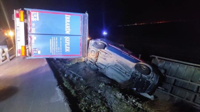 Alnan bilgiye gre, Afyonkarahisar-Konya kara yolu Deresinek ky yaknlarnda Ahmet Mutlu idaresindeki 77 BB 172 plakal otomobil, Erol Koak ynetimindeki 42 PT 190 plakal TIR, Ahmet Adar idaresindeki 10 KE 288 plakal kamyon ile Sultanda le Jandarma Komutanl'na ait Veli Bayer ynetimindeki 03 JAA 133 resmi plakal kamyonet de ar rzgardan dolay birbirlerine arparak arampole devrildi.