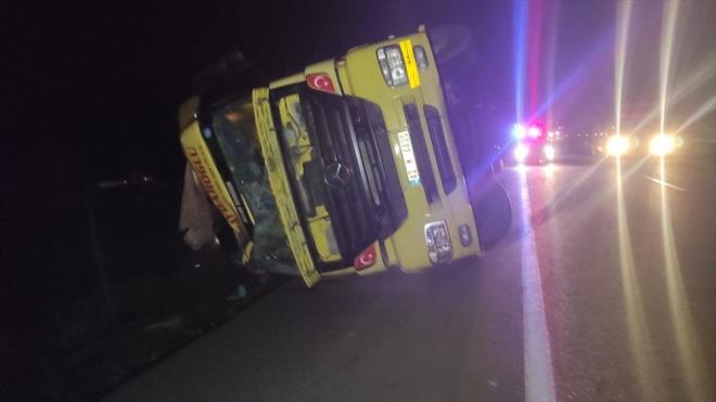 Afyonkarahisar'n ay ilesinde ar rzgardan dolay 4 aracn devrilmesi sonucu ikisi uzman avu 5 kii yaraland.