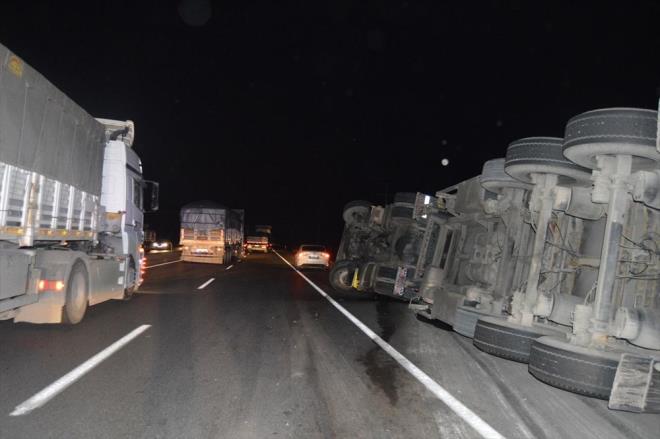 te yandan karayolunda ve dinlenme tesislerinde baz aralarn da devrildii grld.