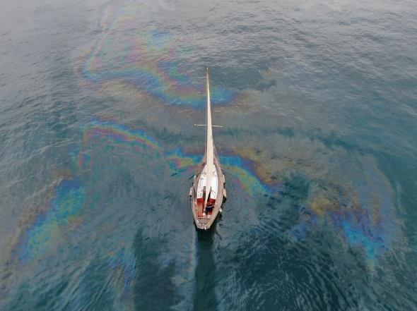 Deniz zerinde oluan petrol sznts Bakrky Sahilinden drone ile net bir ekilde gzler nne serildi.