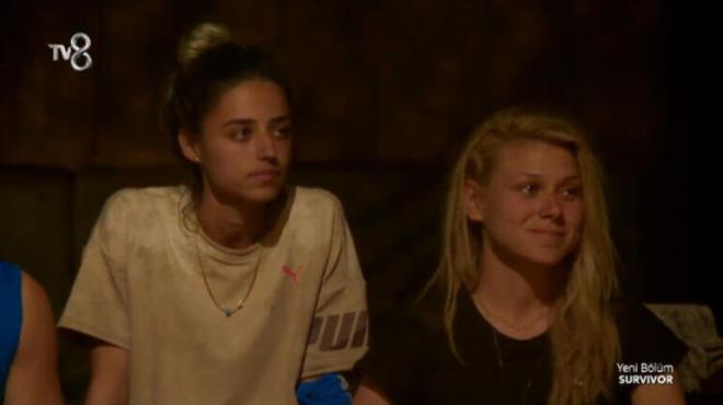 te yandan Sena'nn elenmesiyle birlikte arkadalar gzyalarn tutamad.