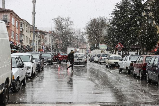 Sabah erken saatlerde balayan yamur kentin baz kesimlerinde kara dnt.