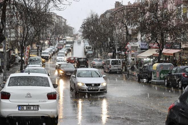 Hava scaklnn hissedilir oranda dmesiyle buzlanan ve kayganlaan yollarda maddi hasarl trafik kazalar yaand.