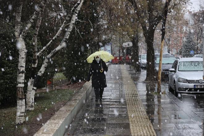 Meteoroloji Genel Mdrl ve Ankara Valilii, kent iin dn sar uyar yaparak dikkatli ve tedbirli olunmas konusunda vatandalar uyarmt.