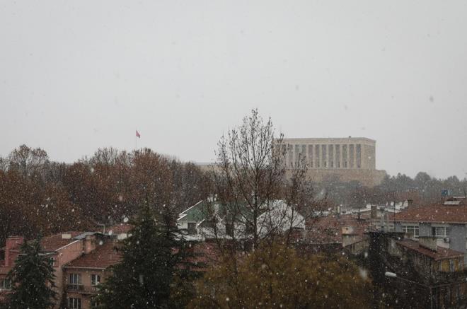 Ankara'da yamur ve kar nedeniyle kayganlaan yollarda maddi hasarl trafik kazalar meydana geldi.