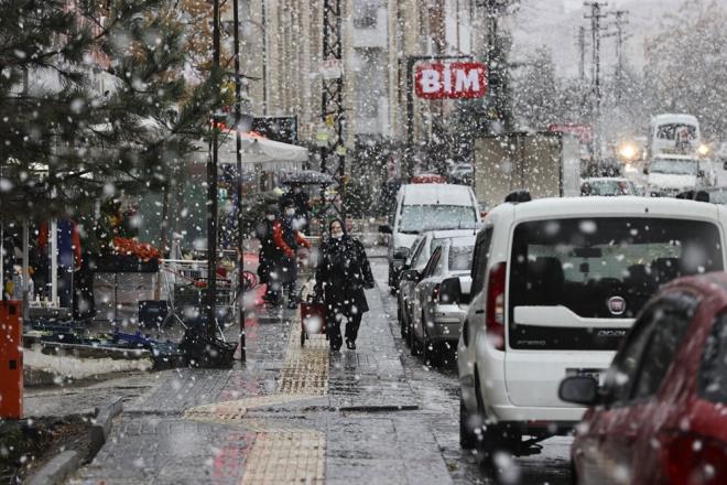 Belediye ekipleri, kar kreme ve tuzlama aralaryla almalarn srdrrken, polis ekipleri de trafikte aksaklk yaanmamas iin gerekli nlemleri alyor.