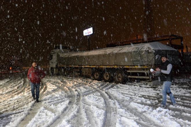 Blgede etkili olan kar ya nedeniyle polis ekipleri, kent merkezi knda ve amlbel beldesinde ekici ve TIR'lar benzin istasyonlarnda bekletiyor.