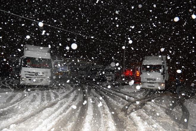 amlbel geidi de youn kar altnda  <br>  Tokat-Sivas kara yolu amlbel geidinde kar ya ulamda aksamalara yol at.