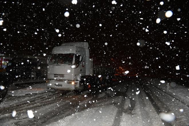 Kentin yksek kesimlerinde akam saatlerinde balayan kar ya, Tokat-Sivas kara yolu 1650 rakml amlbel geidinde ulamda aksamaya neden oldu.
