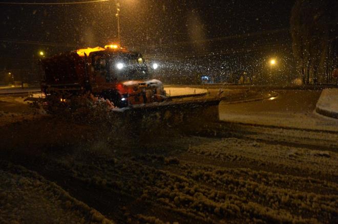 Kar yann srd blgede ekiplerin kar kreme almalar devam ediyor.