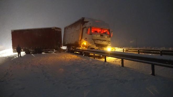 te yandan; arkla-Altnyayla ileleri arasndaki kara yolunda da ulamda aksamalar yaanyor.