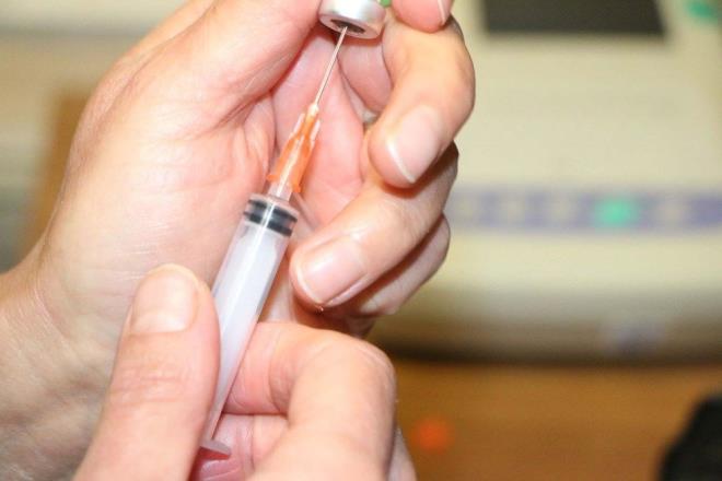 AI UYGULANAN BLGEDE ARI/LK/KIZARIKLIK  <br>  A uygulanan kolunuza yksekte olacak ekilde pozisyon veriniz. Souk uygulama yapnz. (rnek: Souk suyla slatlm bir havlunun a yaplan blgeye uygulanmas vb. Bu srada cilde dorudan buz temas ettirilmesinden kanlmaldr.)  Parasetamol ieren ar kesiciler kullanlabilir.