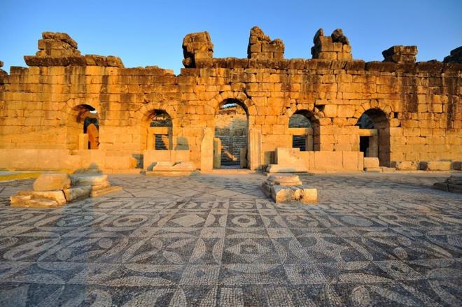 Pandemi nedeniyle bir nceki yla gre yar yarya den ziyareti saysna ramen Austos, Eyll ve Ekim aynda yln dier aylarna nazaran daha ok ziyareti arlayan Kbyria Antik Kenti, 3 ayda 9 bin 526 yabanc ziyaretiye kucak at.