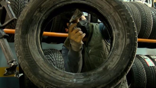 "GETMZ YILLARDA 10'UNCU AYDA LASTK TAKARDIK, BU SENE DAHA YEN BALADIK"  <br>  12 yldr oto lastiki dkkan ileten Ahmet en, bu yl ilerin durgun olduunu belirtti.    Meteorolojinin buzlanma ve kar uyarlarndan sonra hareketlilik baladn syleyen en, getiimiz yl Ekim aynda taktklar lastii bu yl ocak aynda taktklarn syledi. en, "Umarm kar hasretimizi giderebiliriz. Biz lastikiler sabah akam dua ediyoruz yasn da ilerimiz alsn diye. Bu sene az. Biz 10'uncu ayda lastik takardk. Kar k erken gelirdi. Ama bu sene yamad. stanbul'da havalar ok gzel gnlk gnelik. Uyarlardan sonra art oldu bu hafta hareketlilik balad" diye konutu.