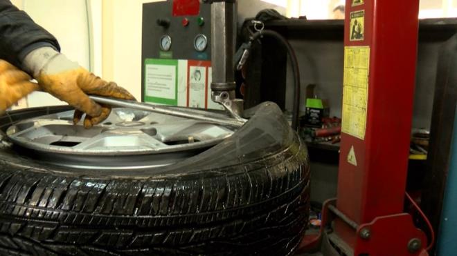 stanbul'da k lastii taktran srcler lastikilerde younluk oluturdu. Ticari aralarda zorunlu olan k lastiine, zel ara sahipleri de youn ilgi gsteriyor.