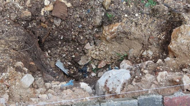 Adrese giden polis, ta grnce konuyu Nilfer Belediyesi Kltr Mdrl ekiplerine bildirdi. Yaplan ilk incelemede tan Erken Roma Dnemi?ne ait mezar steli olduunu deerlendirildi.