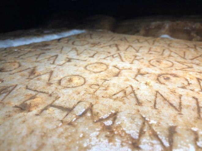 "25 YILLIK ZULMN ALTINDAN 2 BN YILLIK TARH IKTI"<br>  Site sakinlerinden Nadiye Ylmaz, ?Bizim kooperatifimiz 25 yllk, bitmek bilmeyen bir kooperatif. Ben bu durumu yle adlandryorum; 25 yllk zulmn altndan 2 bin yllk bir eser kt. Biz burada 109 aileyiz, eserin kmasna ok sevindik ayn zamanda endieliyiz de. Bu eserin devam eden inaatlarmz durdurma ihtimali var. Gerekten ok sevindik, bunu bulan arkadamz da ok sevindi. 2 bin yllk bir tarihin su stne kmas ve bunun bizim bahemizde bulunmas bizi ok mutlu etti. Bunun devam da olabilir. Evet sevindik ama endiemiz de var. Bunlarla ilgili yetkililerden en ksa srede bir aklama istiyoruz. Bu kaznn altndan tarihin devam olacak m, neler yaplacak bilgi istiyoruz? dedi.