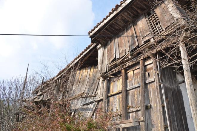 "BR V DAH AKAMIYORUZ"<br>  Kydeki evlerin birounun dmeli evler olduunu belirten Ulukay, ?Maalesef koruyacaz derken bir ivi dahi akamyoruz. Evler ykma mahkum hale geldi. Devletimizden ayakta kalan evlerin kurtulabilmesi iin yardm bekliyoruz. Bir tarih yok olup gidiyor? diye konutu.