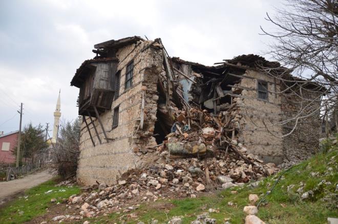 ok az sayda dmeli evin restore edilerek ev ve otel olarak iletildii Antalya'nn Akseki ilesinde ok sayda ev tek tek yklyor.    Restorasyon maliyetlerinin yksekliinden dolay evler gmeye balarken, bazlar ise bakmsz bir ekilde ayakta kalmaya alyor.