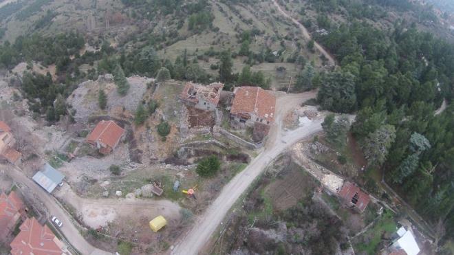 2008 YILINDA 7 EV KORUMA ALTINA ALINDI<br>  Alaeme Mahallesi Muhtar Hasan Ulukay, mahallede 2008 ylnda geleneksel konut mimarisinin nitelikli rneklerinden 7 ev, tarihi mezar talar ile antsal nitelikli aalarn bulunduu mezarlk ve ky yaylaya balayan ta deme yollarn koruma altna alndn syledi.