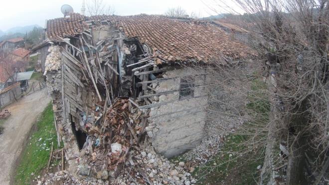 Kyn yaklak 800 yl nce kurulduunun tahmin edildiine deinen Ulukay, "Kydeki tarihi evler, Akseki?deki hatll evler snfndadr. Antalya Kltr ve Tabiat Varlklarn Koruma Blge Kurulu?nun yrtt almalar sonucunda 7 ev ile kymzn merkezindeki patika diye anlan ta yollar, kprler ve mezarlklar, korumaya alnd. Korumaya alnan evler, yaklak 250-300 metrekare alana yerletirilmi, 6 ve 7 odal evlerdir. Bunlarn kafesleri cumba olarak anlmaktadr ve da ak ekilde bulunmaktadrlar" dedi.