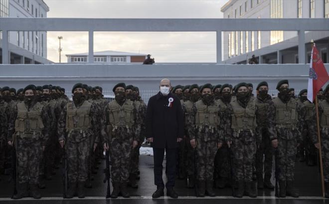 Bakan Soylu, "Kandil'deki o ahlaksz sylediklerinin hibirinin hkm yoktur. Bir yandan devletin, bir yandan Diyarbakr ailelerinin eli Kandil'in iki yakasna sarlmtr. Ylda 5 bin kii katlrd, geen yl sadece 52 kii katlmtr. Hi merak etmesinler, kandrdklar, kardklar o 52 kiiyi de ge olmadan onlardan kurtaracaz." eklinde konutu.