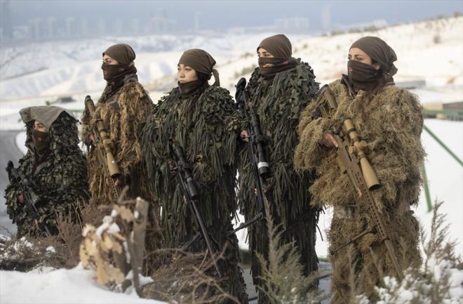 zel harekat polisleri senaryoya gre, giri noktalar nceden terristler tarafndan tuzaklanan  katl binaya evre emniyetini alndktan sonra helikopterle indi ve pencerelerden ieri girip terristleri etkisiz hale getirdi. Terristlerin saklanmalar muhtemel arazi blgesine helikopterle inen zel harekat polisleri, kan atmada terristi etkisiz hale getirildi. Yaralanan personel, olay yerinde muharip shhiye personeli tarafndan gerekli mdahale yapld, kanat vastasyla tahliye edildi.