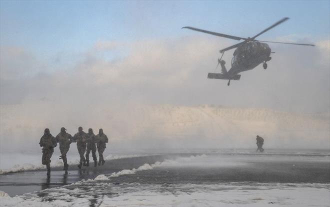 Tren geiinin ardndan, helikopterden inen zel harekat polisleri Bakan Soylu'ya Trk bayra teslim etti. zel harekat yemini edildikten sonra mezunlar grevlerine uurland ve toplu fotoraf ekildi.