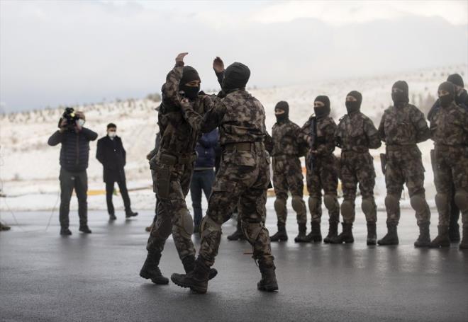 Daha sonra mezun olan zel harekat polisleri, ileri seviye at teknikleri kullanarak ayakta, kerek, yatarak, oturarak, dnerek at pozisyonlarnda farkl konumdaki hedeflere tabanca ve piyade tfei ile at yapt. Daclk kulesinden de uyumlu bir ekilde yzst yarasa inii ile tahta perdeden indi.