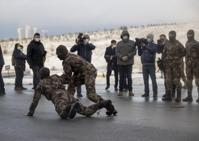 Etkili g kullanma teknikleri gsterisinde zel harekat polisi, silah alma, bakl ve sopal kiiyi etkisiz hale getirme ve yakn savunma tekniklerini gsterdi. Keskin nianc olan zel harekat personeli de 420 metre mesafedeki hedefi etkisiz hale getirdi.