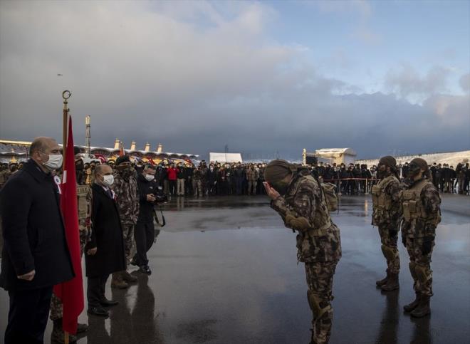 Tekilata yepyeni bir kuvvetin, yepyeni bir g olarak gzleri l l, 500 kadn polisin katldn belirten Soylu, "Biz bu 500 evladmz tam 17 bin 602 aday arasndan setik. Eminim ki o kardelerimizin her biri de bu emaneti hakkyla tard. Ama en nihayetinde bir seim yapmak lazmd. nallah onlarla da baka vesilelerle buluuruz. Bugn buradaki kardelerimizin hepsi eitimlerini tamamladlar. Polis meslek mfredatnn yan sra ileri seviye at teknikleri, keskin nianclk, arazi harekat gibi birok konuda gl bir eitim aldlar." ifadelerini kulland.