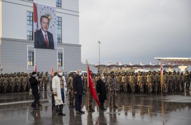 "PKK'NIN BUGN TAMAMI 320 KNN ALTINDADIR"  Trkiye'nin yllarca terrle mcadele ettiini, 15 Temmuz'dan sonra da btn o yllarn tecrbesi ve kazanmlarnn stne yepyeni bir stratejiyle, yeni nesil bir gayret ortaya koyduklarnn altn izen Soylu, "Bir zamanlar 1500 kiiyle piknik yapar gibi kamp yapan PKK'nn bugn tamam 320 kiinin altndadr. PKK'nn bugn kolunu kaldracak hali sz konusu deildir. Eren Blbl enselerindedir, Allah ahittir ki hesabn grecektir." diye konutu.