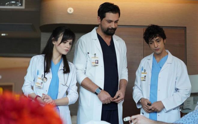 Taner lmez, Onur Tuna, Sinem nsal, Hazal Tresan, Murat Aygen, Frat Altunmee, Hakan Kurta, Hayal Kseolu, Bihter Dinel, Korhan Herduran, Merve Bulut ve Reha zcan'n yer ald Mucize Doktor, yaymlanan yeni blmyle de ilgiyle izlendi.