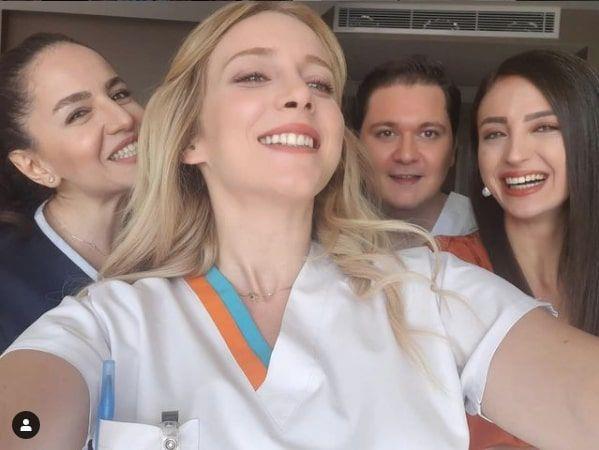 FOX TV'nin sevilen dizi Mucize Doktor'da ise bir ayrlk yaand. Kimsenin beklemedii veda seyirciye srpriz oldu. Dizide ilk blmden bu yana Gne karakterini canlandran Korhan Herduran Mucize Doktor'a veda etti.
