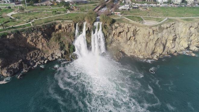 Oluan durumun insan sal asndan da tehlike oluturabileceini syleyen vatandalardan Saadet Selver, ?Ben de ilk defa bugn grdm beyaz kpkler var. Kenarlara da birikmi durumda aile iinde de konutuk acaba kimyasal madde mi atld diye. Zannedersem len balklar da var bir baklmasnda fayda var muhakkak yetkiler tarafndan. Kimyasal madde kokusu olunca bu salk asndan da zararldr muhakkak. lk defa oldu bugn byle kpk hi grmemitim ben bu derede? diye konutu.