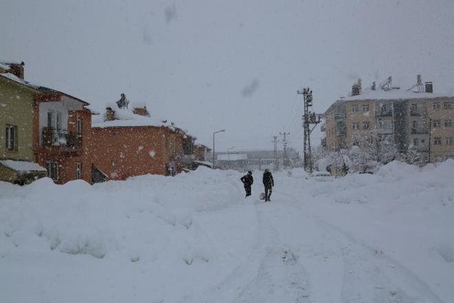 lede youn ya olduunu belirten Ylmazcan are, ?Uzun yllardr bylesi bir ya tank olmadmz iin ya bizi mutlu etti. Bizi eski zamanlara gtren bir hissiyat yaadk. Buras yksek bir yer. Kar kalnl bir buuk metreye yaklat. Daha da yayor. Zorluklar olsa da yine de ho bir duygu? dedi.