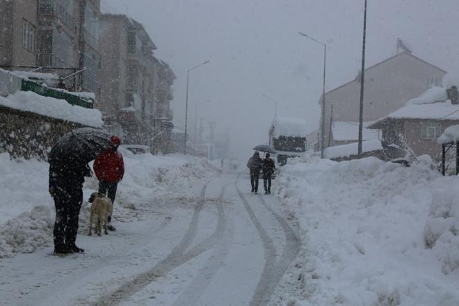 Tunceli l zel daresi Genel Sekreterlii ile karayollar ekiplerinin ok sayda i makinesiyle alma yrtt ilede youn kar ya vatandalar da mutlu etti. at, ara ve evlerinin nnde biriken karlar temizleyen vatandalar, kuraklk yaanaca endiesi tarken aniden bastran kar ya nedeniyle mutlu olduklarn syledi.