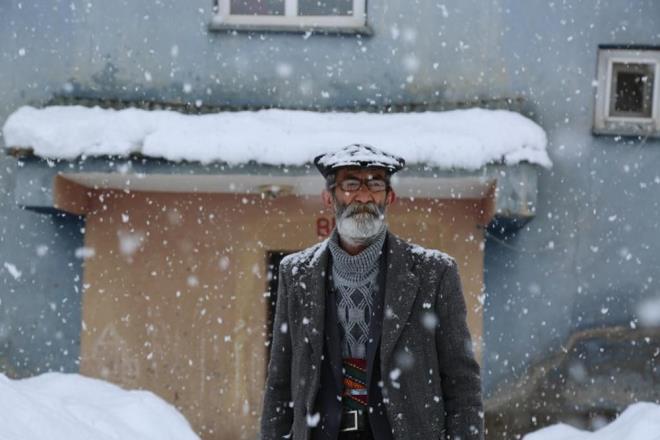 Bekir Yoltay, yaan kar nedeniyle mutlu olduklarn sylerken, ?Biz de beklemiyorduk. ardk. Mutluyuz. Kyler asndan sknt da olsa yine de gzel. Bu k youn yala atlatacamz iin sevinliyiz? diye konutu.  Ya konusunda mitlerinin kesildii bir anda yala karlatklarn syleyen Ali Ekber Perkta, ?Bu sene kar yamayacak kuraklk olacak diye dndk. Ki bilim insanlar da yedi ylda bir kuraklk olacan sylyordu. Bu bizi korkuttu. u an youn kar ya var. Bu da bizi mutlu etti? eklinde konutu.