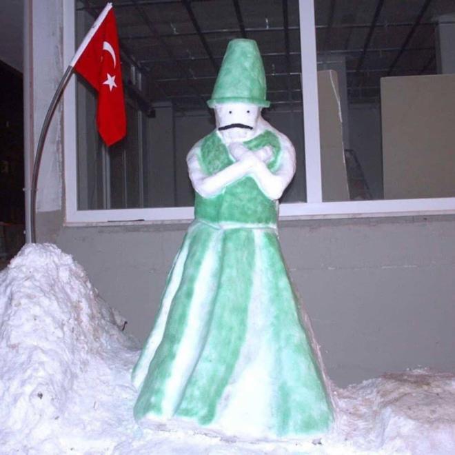 Bir ok evin teras ksmnda yaplan kardan kadnlar ve atletik vcutlu kardan adamlar en usta heykel tralarn elinden kan heykelleri aratmad.