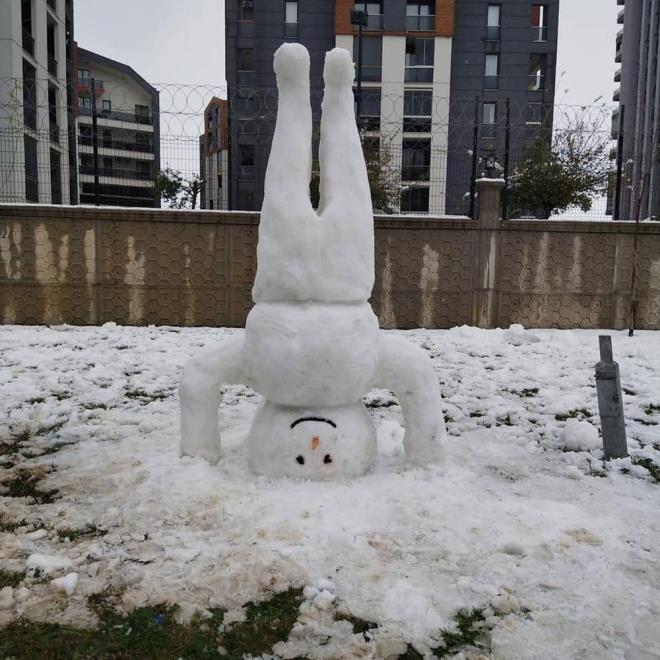 Osmangazi ilesinde imam cbbesi giydirilen bir kardan adamn arkasnda safa duran kalabalk Trk halknn hayal gcn bir kez daha gzler nne serdi.