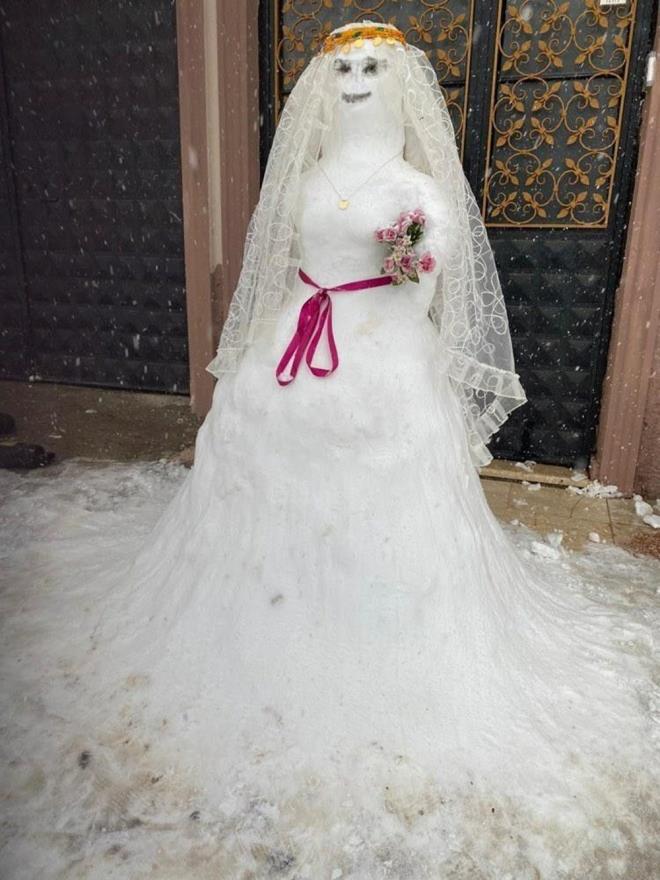 Uzun sre sonra karla buluan vatandalarn yaptklar birbirinden ilgin kardan adamlar insanlar glmsetirken sosyal medyada paylalan grntlerde byk ilgi grd.