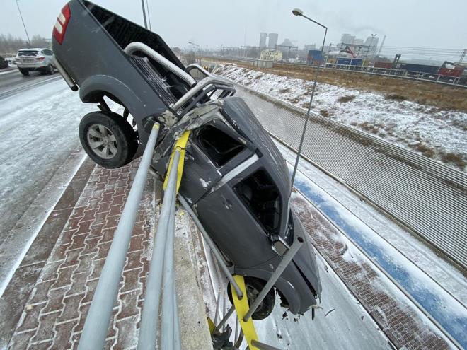 Aracn kayp kar eride getiini belirten src smail Akay, ''Ara kayp kar eride geerek bariyerde asl kald. Bende herhangi bir ey yok. ok kr yara almadan kurtuldum" dedi.
