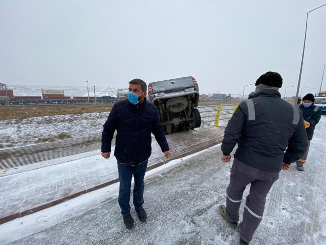 Yaralanmayan src kendi imkanlaryla asl olan kamyonetten kp kurtuldu.    Polis, alt geidi ulama kapatt.