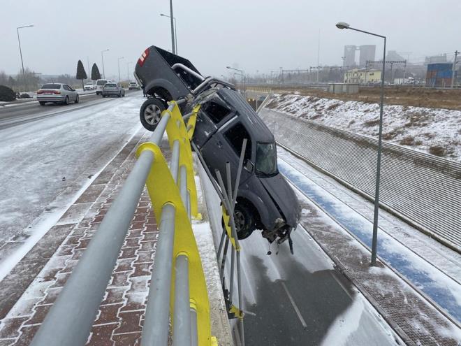 Kar eride geen kamyonet kprl alt geidin bariyerlerinde asl kald.