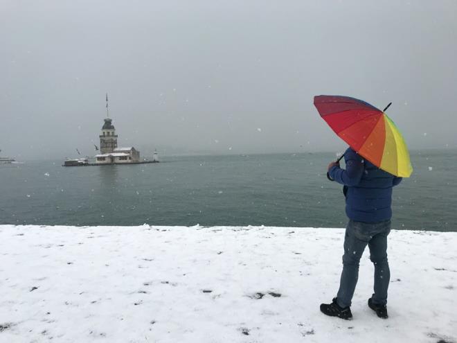 Meydana gelen yala birlikte stanbullu vatandalar soluu darda ald. skdar'da lapa lapa yaan kar gren vatandalar Kz Kulesi'ne gelerek fotoraf ekilip, sahilde yry yapt.