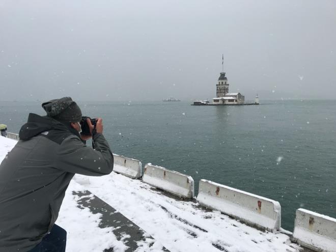 Esiz manzaray grntlemek isteyen fotoraflarda adeta skdar sahile akn ederek kar, kz kulesi ve martlarn esiz uyumunu yakalamak iin bir araya geldi.