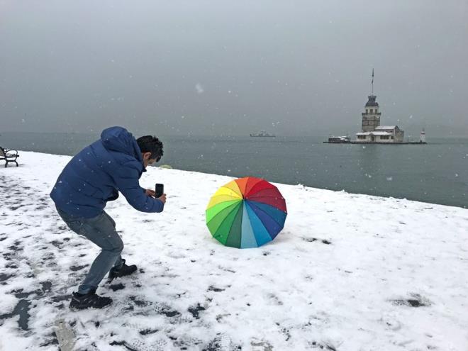 Meteoroloji Genel Mdrl'nn kar ya uyarsnn ardndan stanbul'da balayan ve etkisini srdrmeye devam eden kar ya devam ediyor. Anadolu Yakas'nda kar yann etkili olduu noktalardan skdar'da ise balayan ya sonras Kz Kulesi beyaz gelinliini giydi.