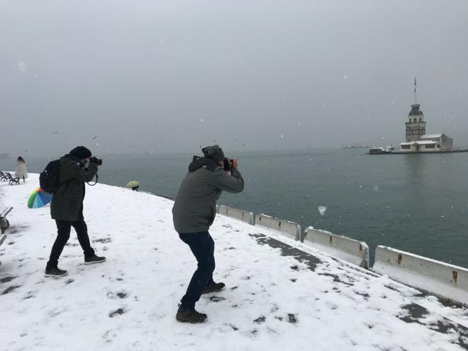 Kz Kulesi'ni grntlemek iin Tuzla'dan geldiini belirten fotoraf, Taner Menderes, "stanbulumuz 2017 ylndan bu yana ilk defa bu kadar youn kar altnda. Btn fotoraf arkadalar koa koa Kz Kulesi'ne geldik. u an zaten gelinlik giymi bir kz edasnda. Buras ok kalabalk, kimse bu manzaray karmak istemiyor" diye konutu.