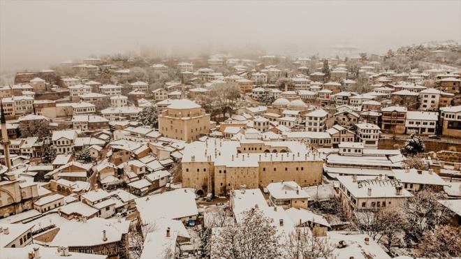 Safranbolu, Trk belgesel sinemaclnn ustas olarak gsterilen ve 2004 ylnda vefat eden Suha Arn tarafndan 1976'da ekilen, 14. Antalya Film Festivali'nde "En yi Ksa Metrajl Film" dalnda Altn Portakal dl alan "Safranbolu'da Zaman" belgeseliyle daha ok gndeme geldi.